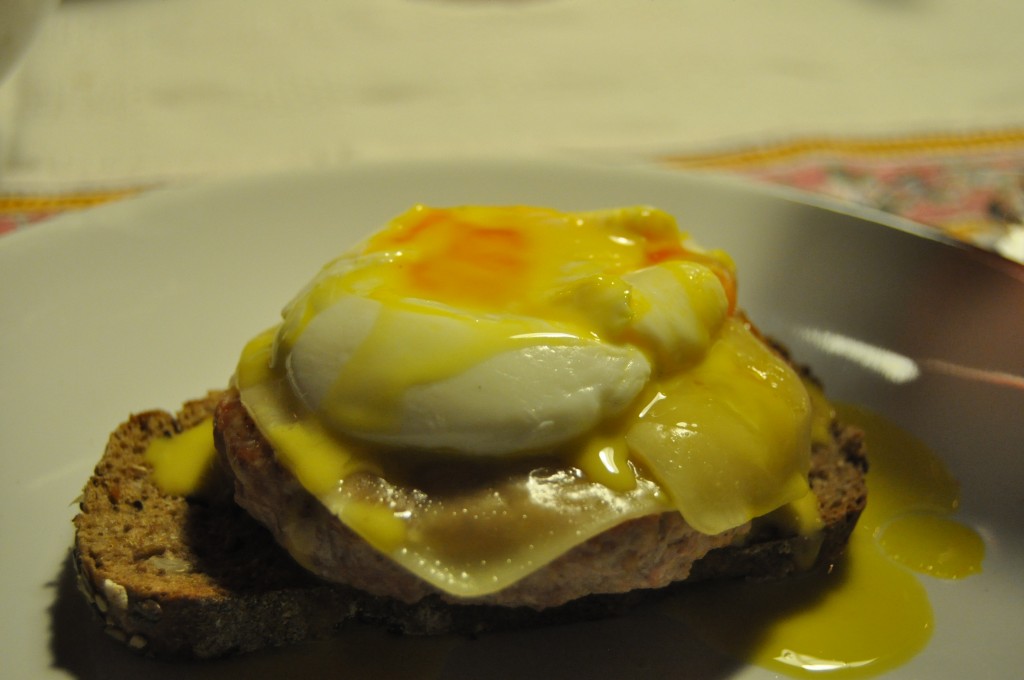 ovo benedict e hamburger caseiro